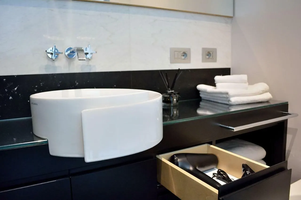 29 Via Filippo Turati Hotel Milan 0*,  Italy